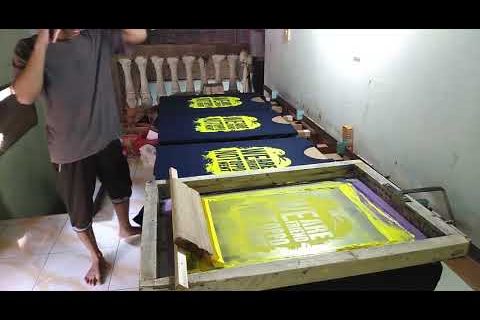 Proses Sablon banyak Kaos dengan Meja Transportable